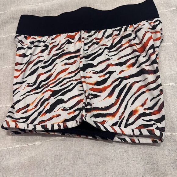 Fabletics Animal Print Athletic Shorts Women's Size Medium EUC - Picture 5 of 10